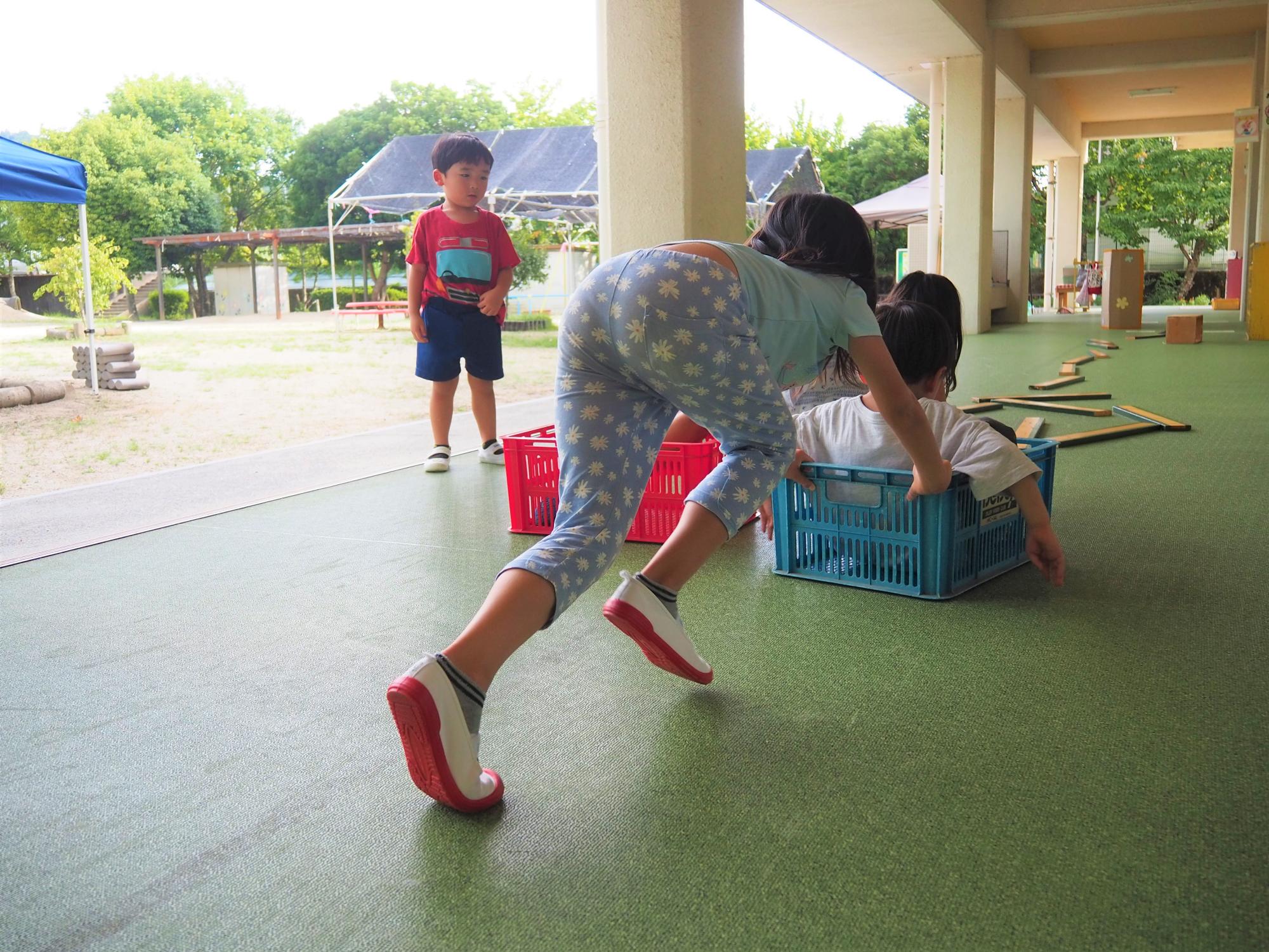 体を動かす子供