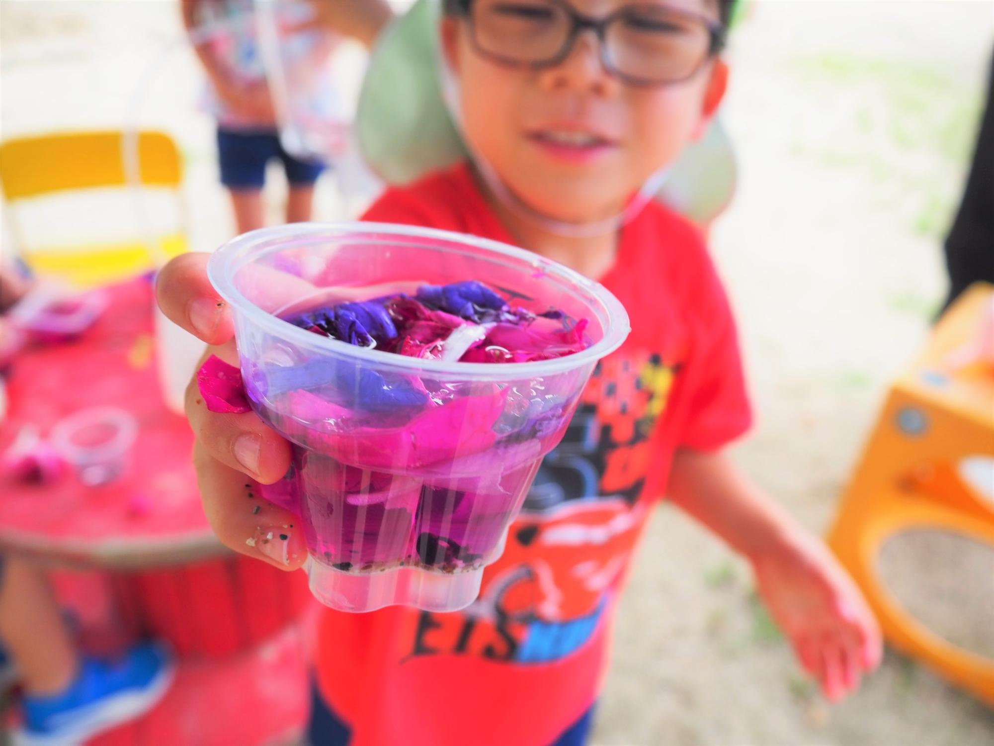 色水を作る子供