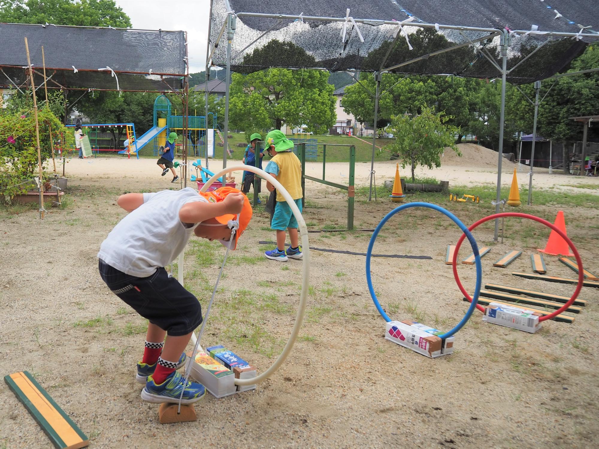 園庭で遊ぶ子供