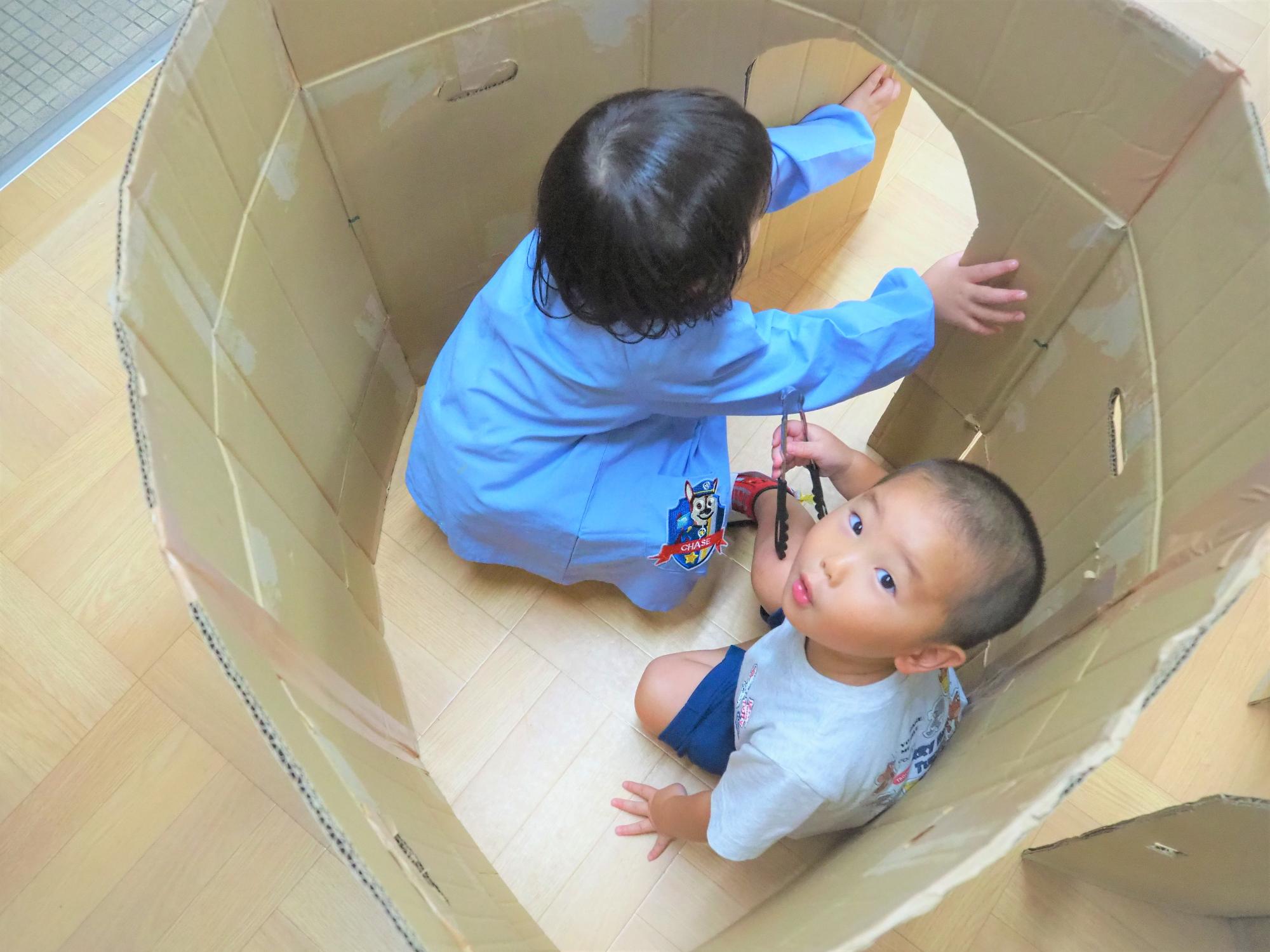 室内で遊ぶ子供