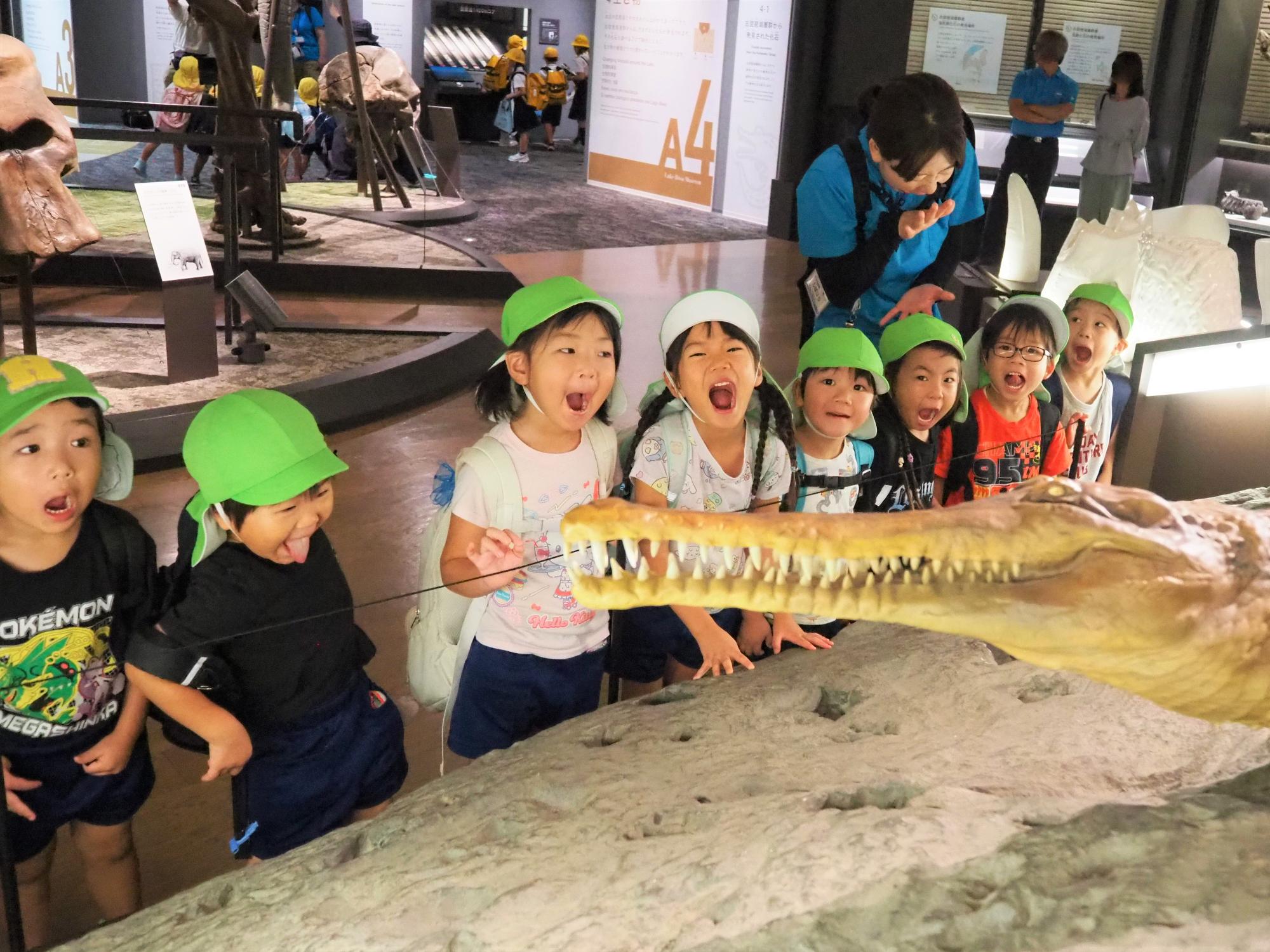 琵琶湖博物館の博物を観覧する子ども