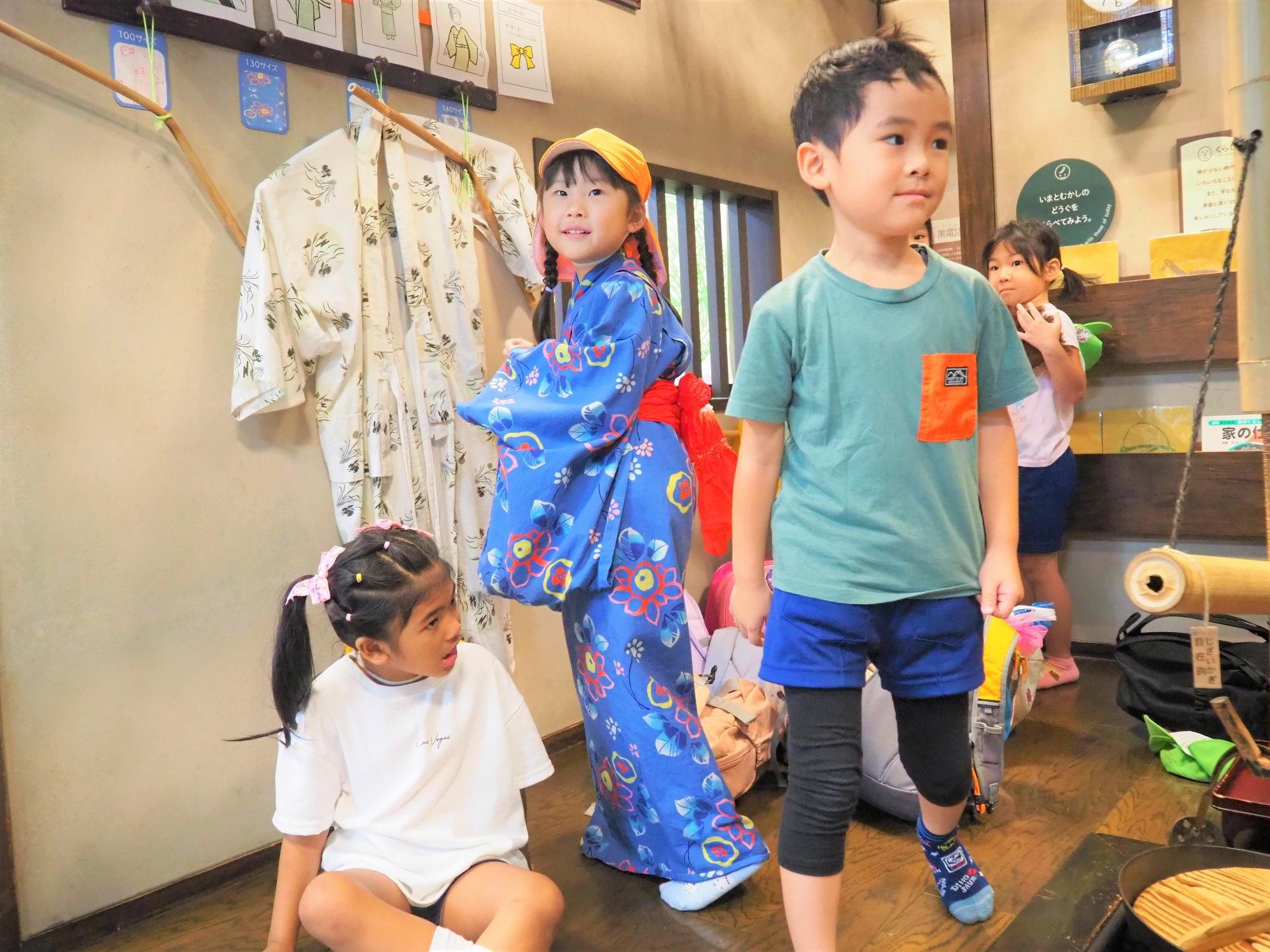 琵琶湖博物館のライブラリーで遊ぶ子供