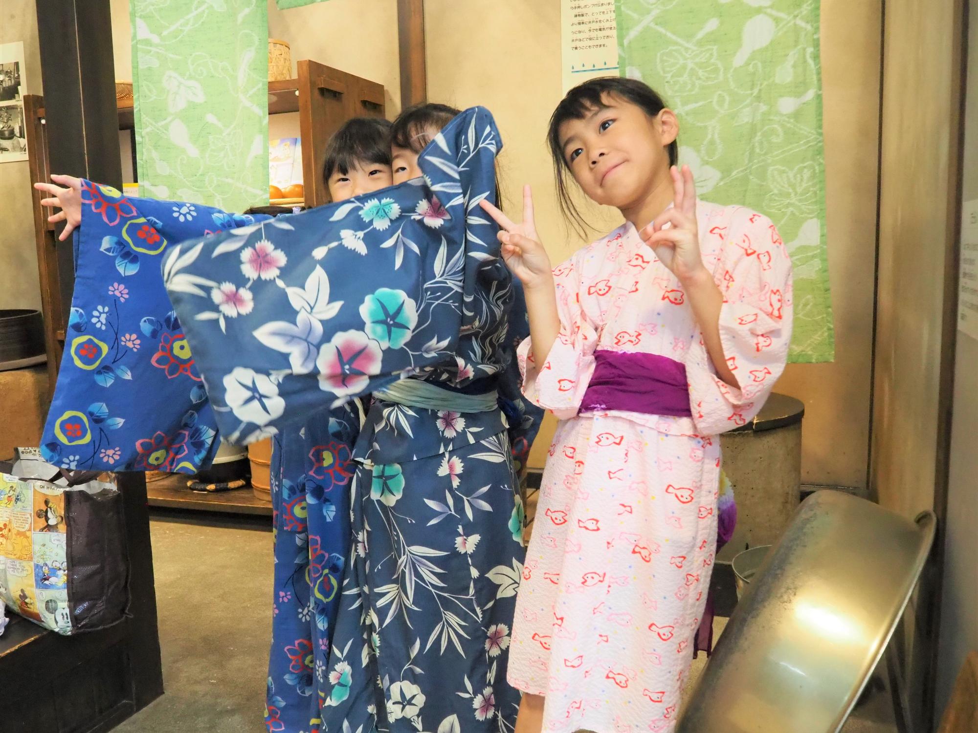 琵琶湖博物館のライブラリーで着物に着替える5歳児