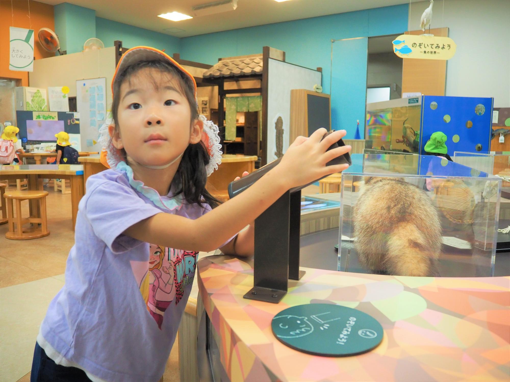 琵琶湖博物館のライブラリーで遊ぶ子供