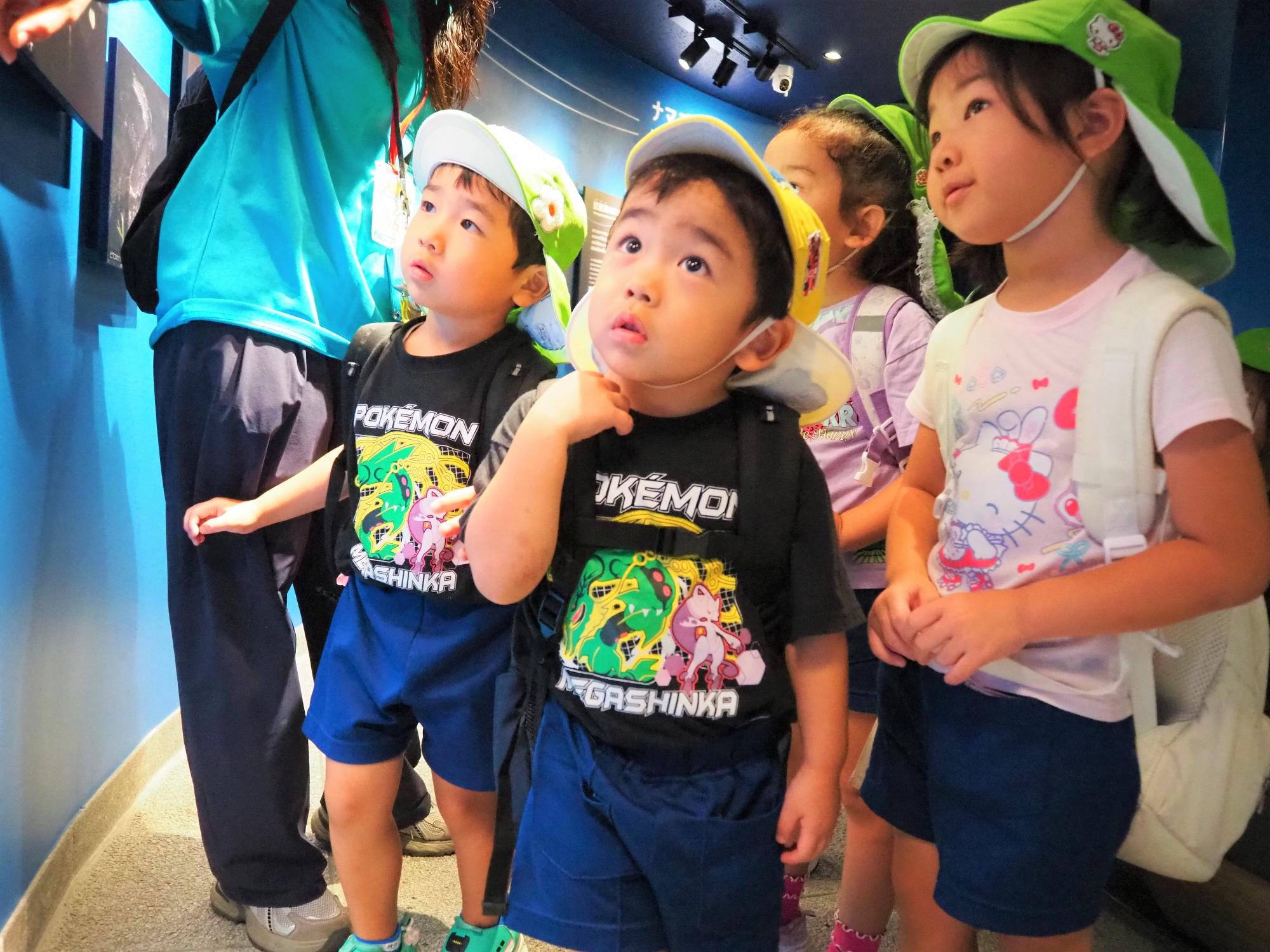琵琶湖博物館の博物を観覧する子ども