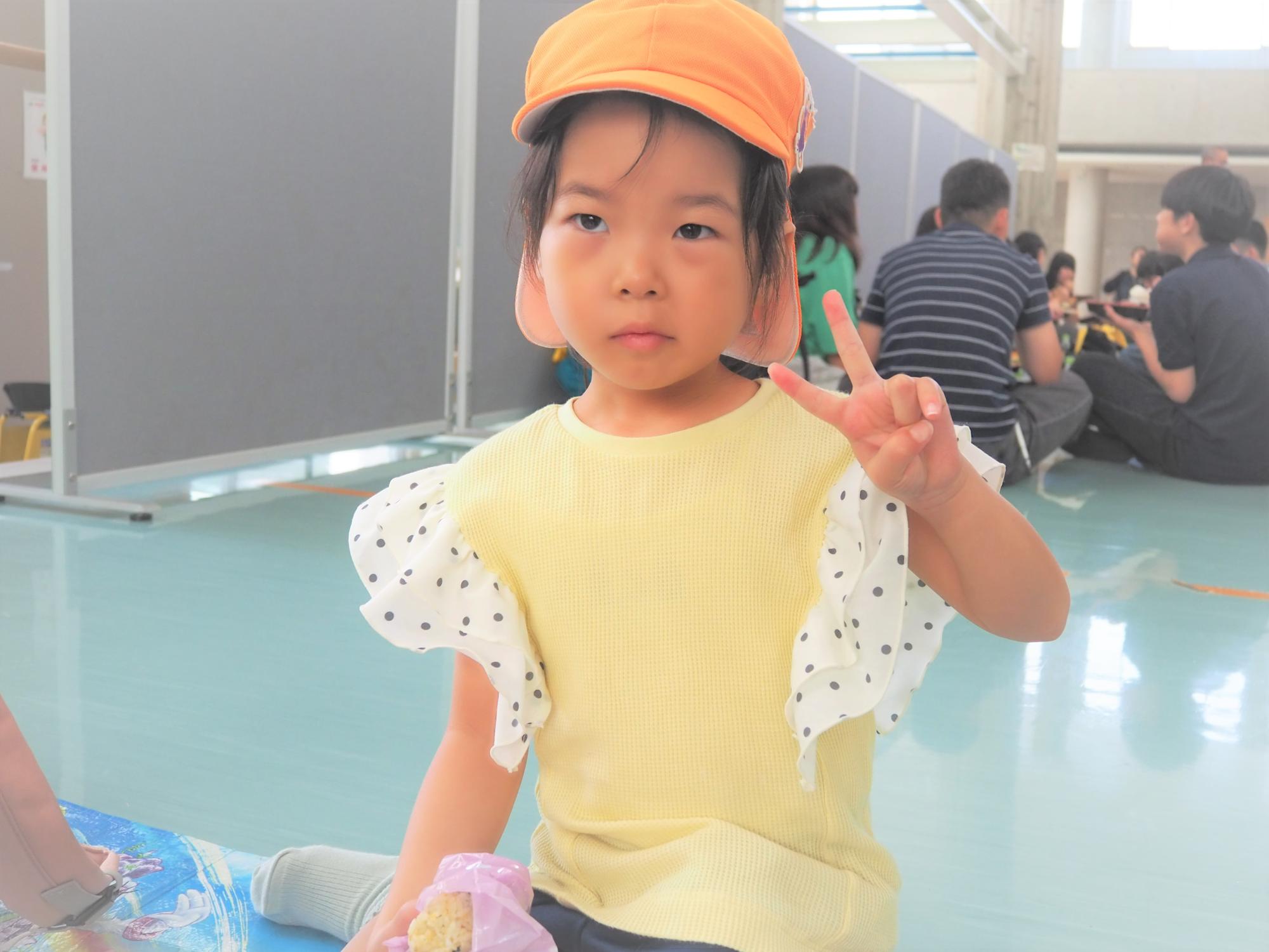 おにぎりの弁当を食べている子供