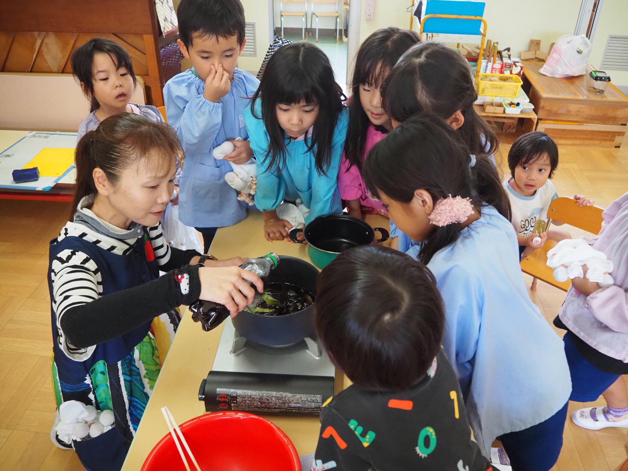 草木染をする子供