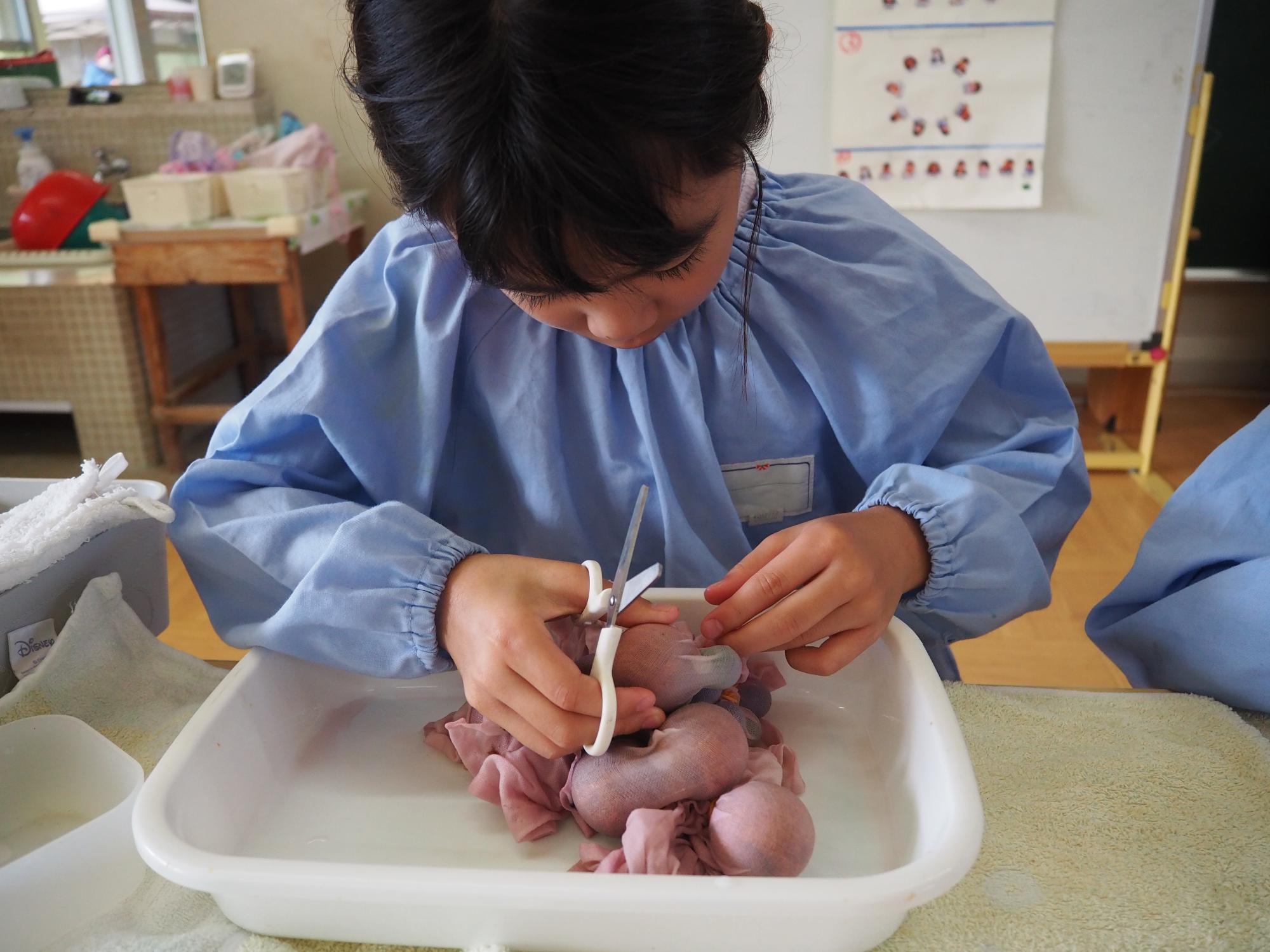 草木染をする子供