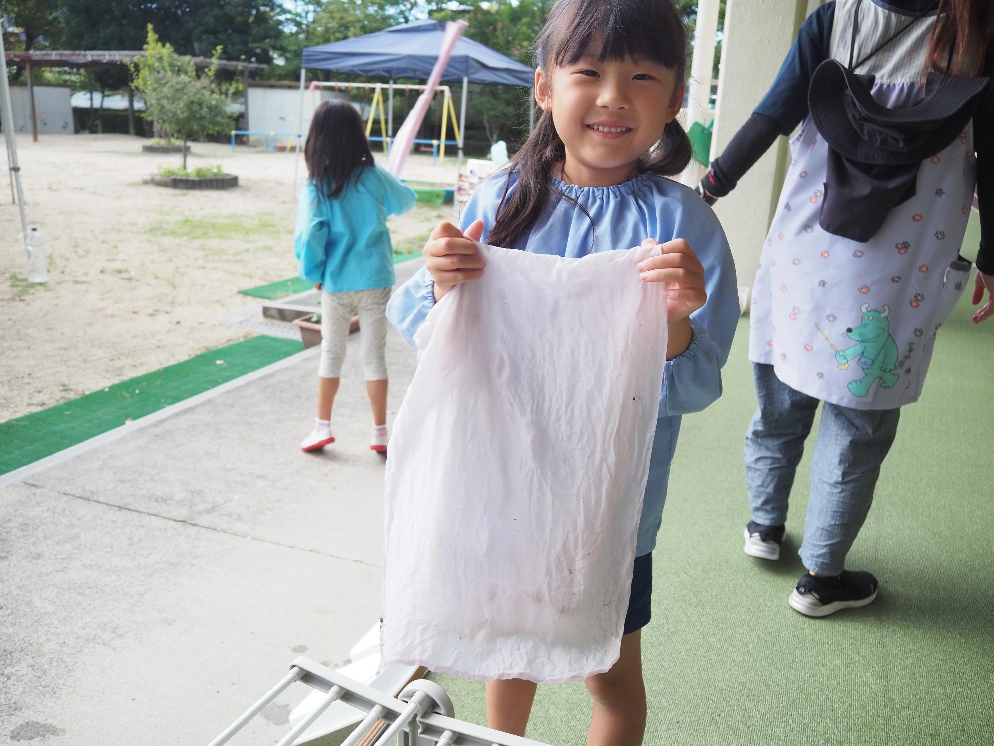 草木染をする子供