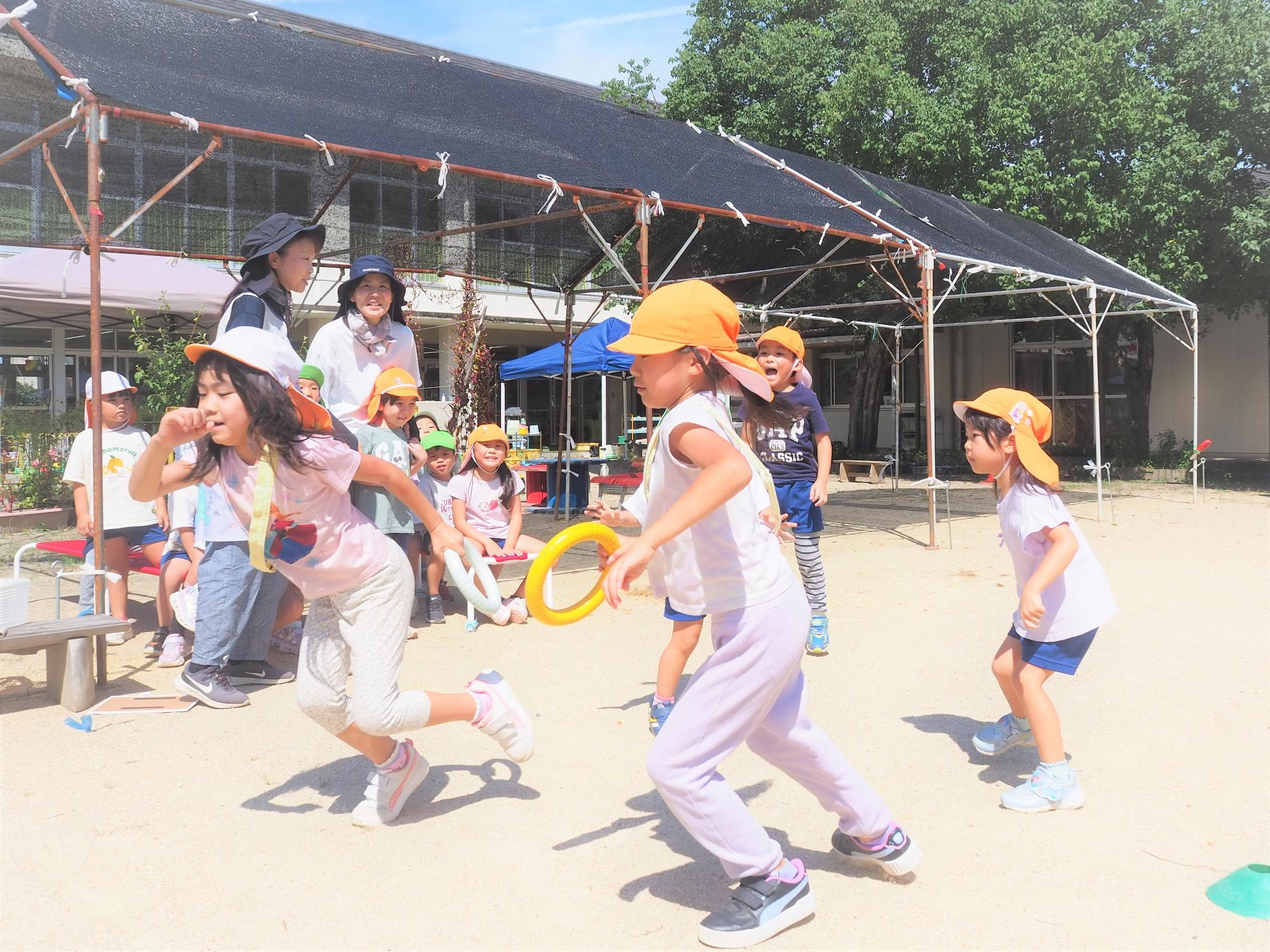リレーをする子供
