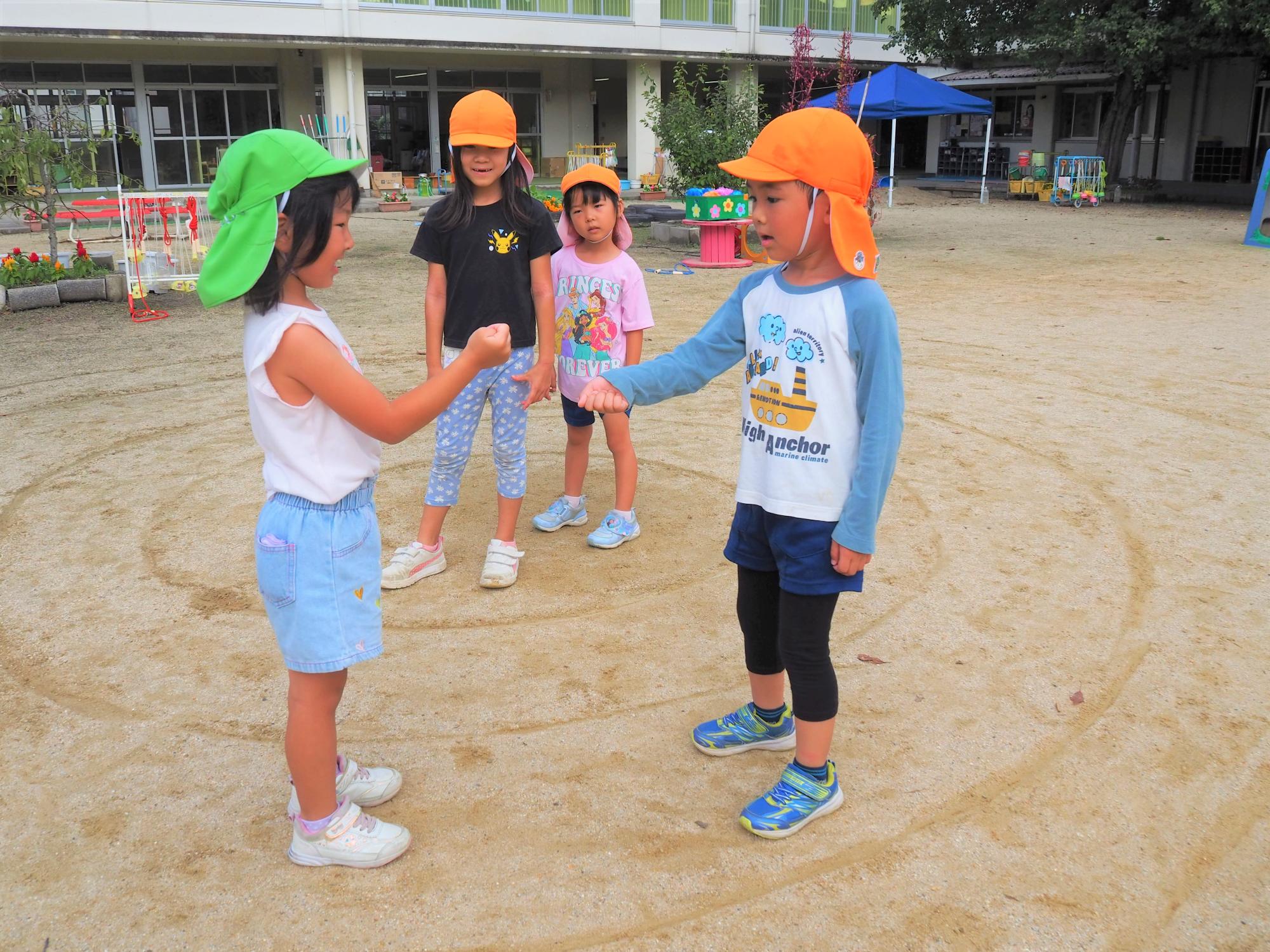 園庭で遊ぶ子供