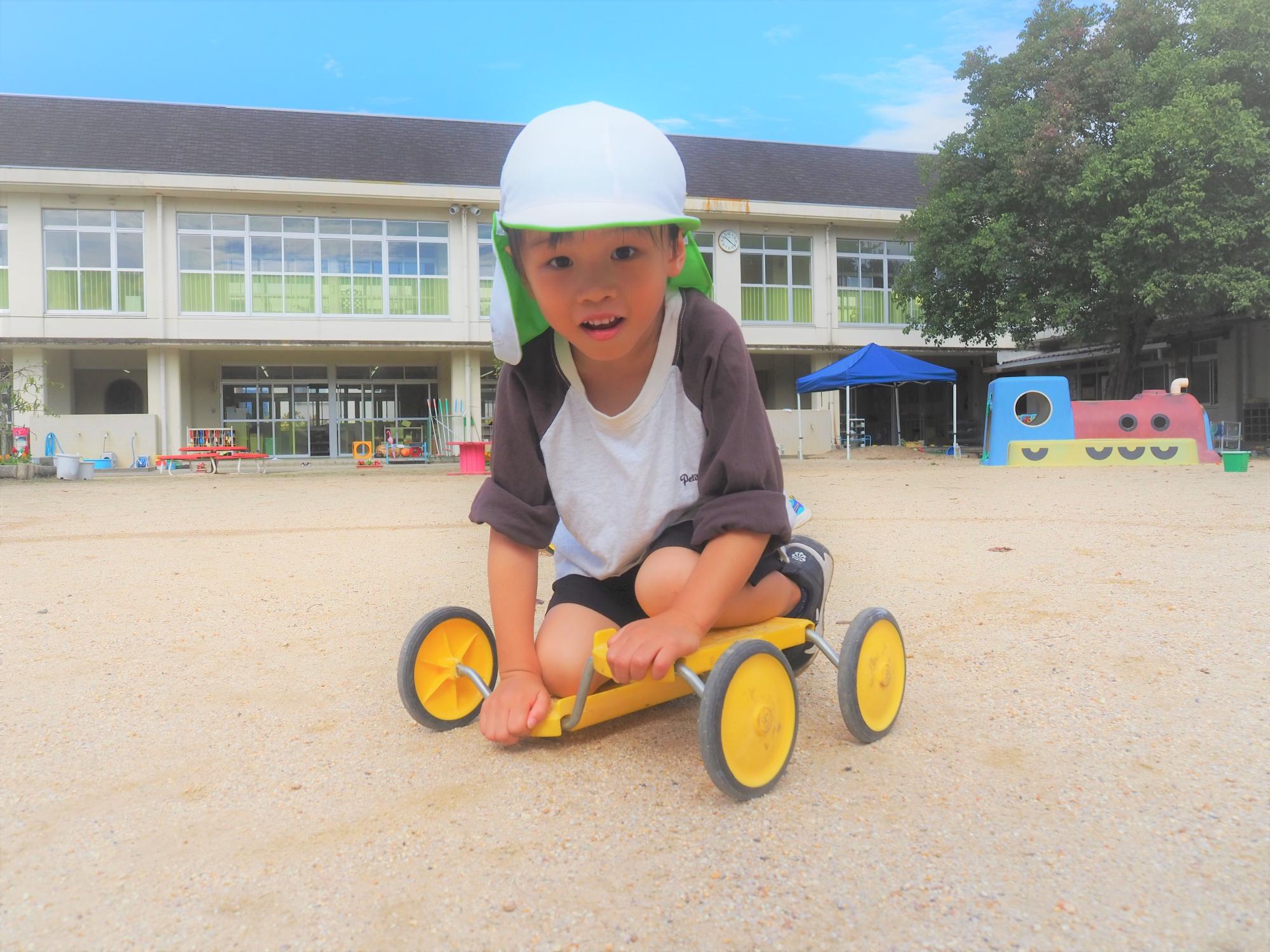 「お座敷ペダルローラー」と称し年長児に近づこうとする4歳児