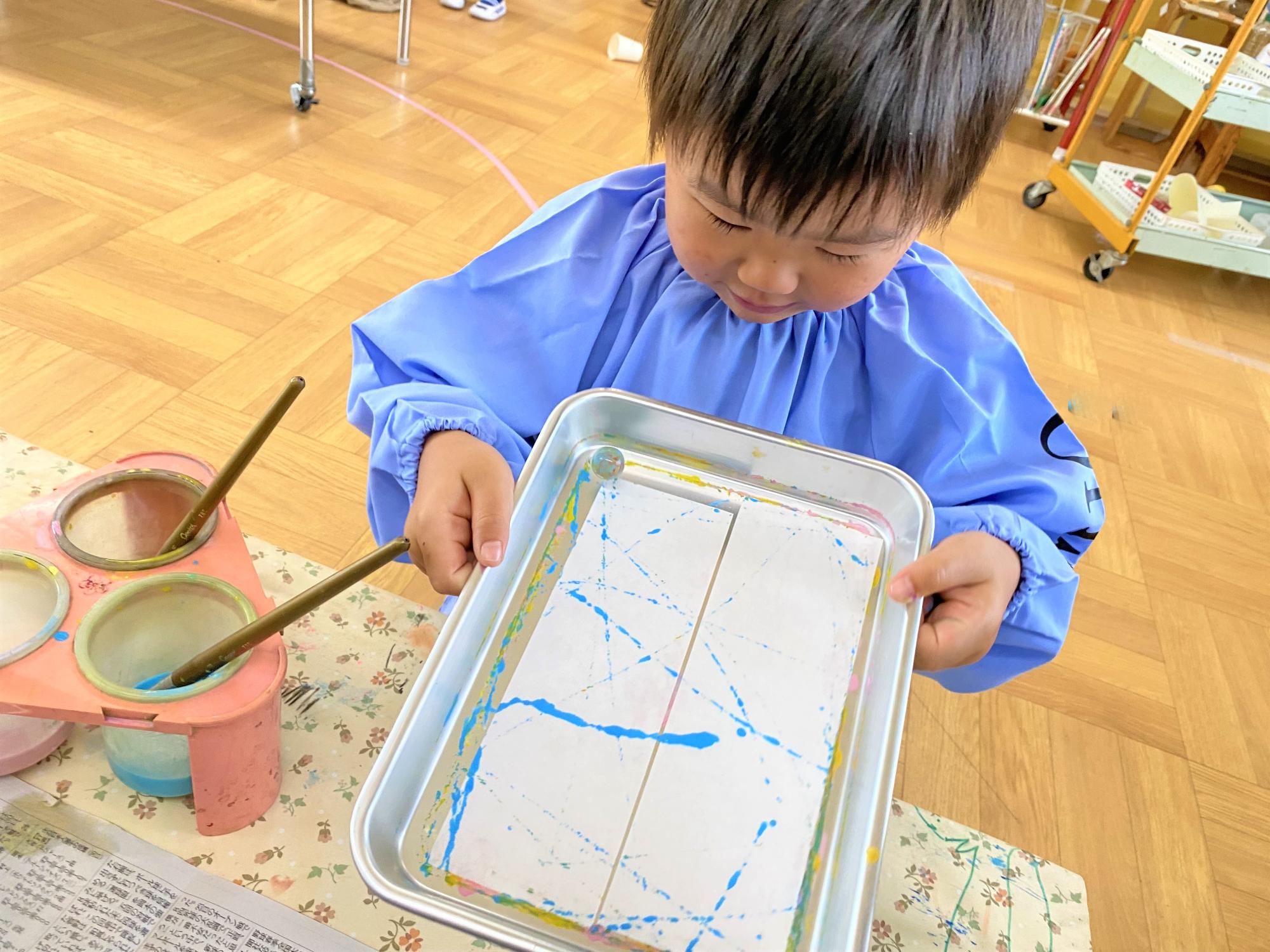 絵の具で遊ぶ子ども