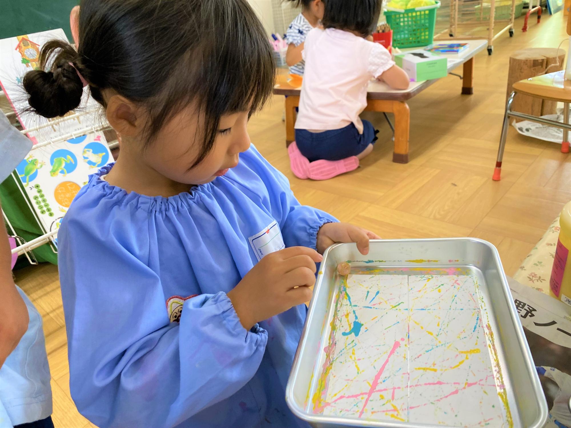 絵の具で遊ぶ子ども