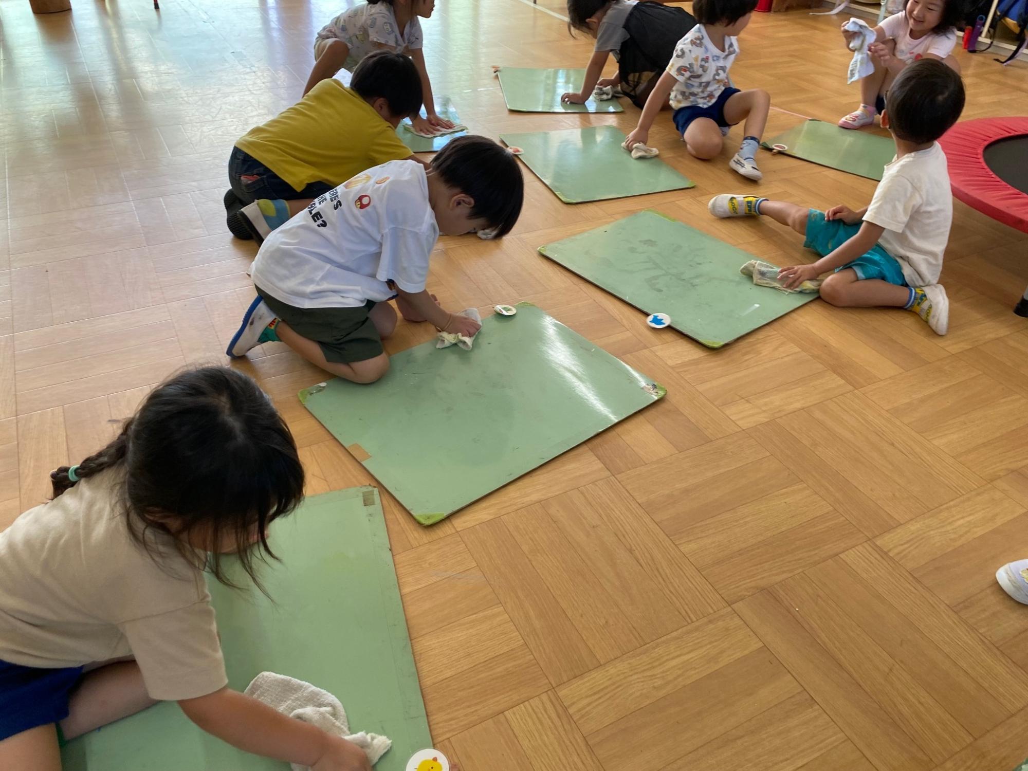 画板を拭く子