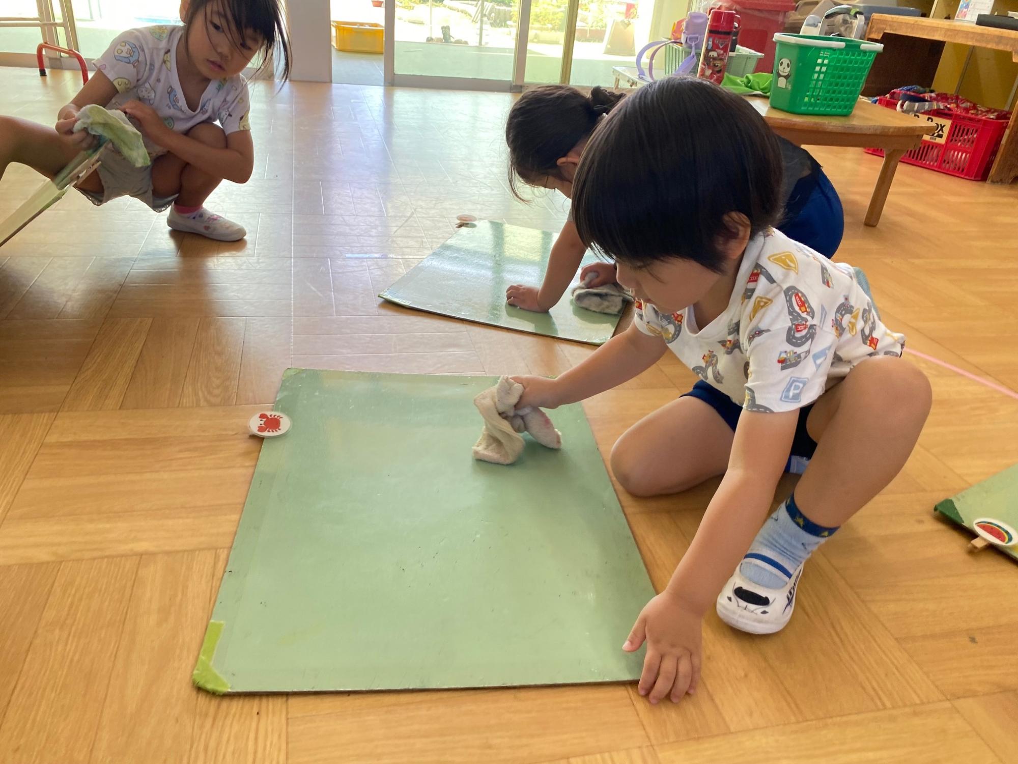 画板を拭く子