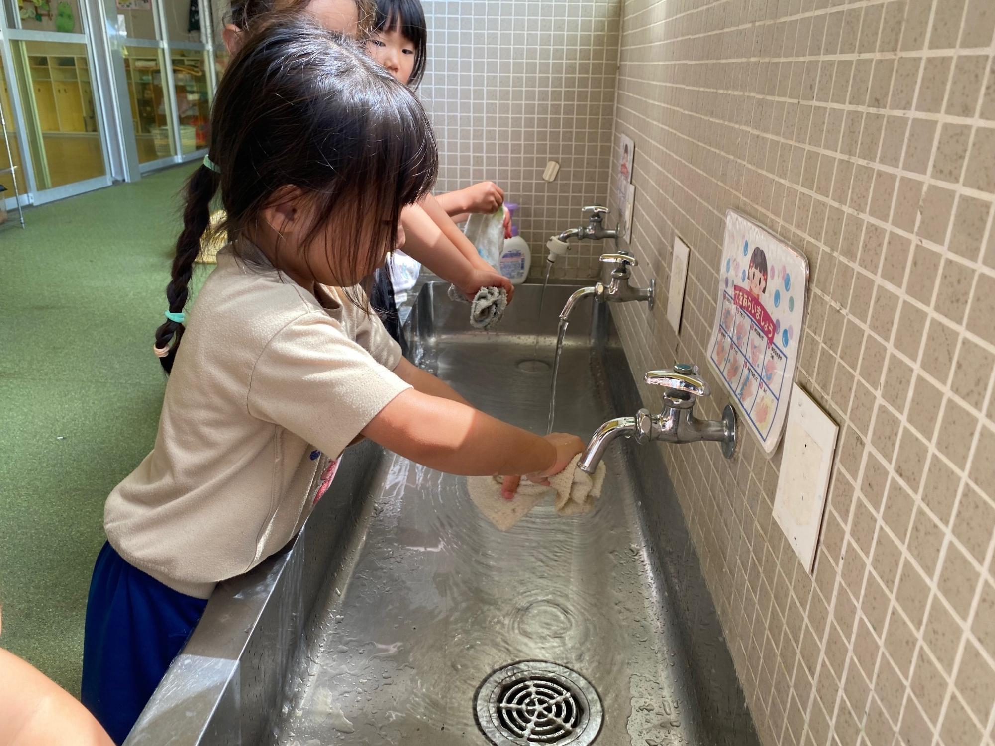 ぞうきんを絞る子