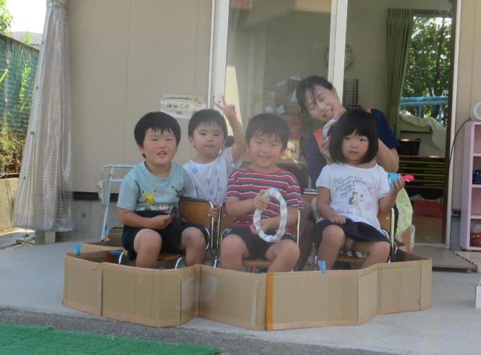 大型バスに乗って出発！