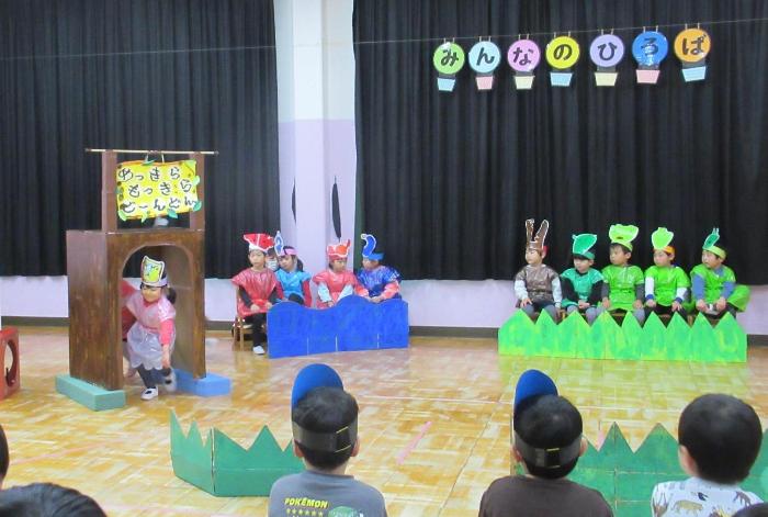 不思議なトンネルを通って広場に来る場面