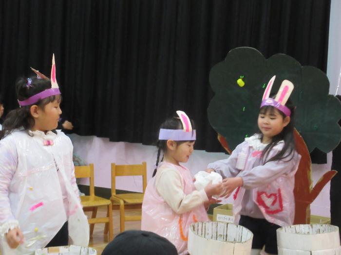 チューインガムを作っているうさぎたち