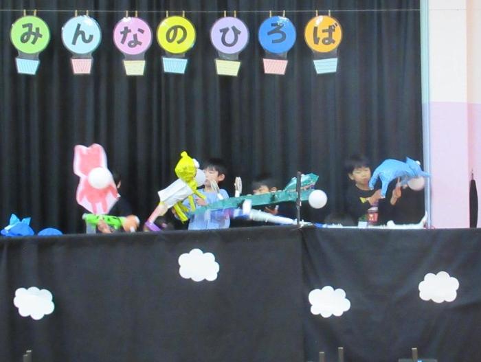 空を飛んでいるへんてこ動物たち