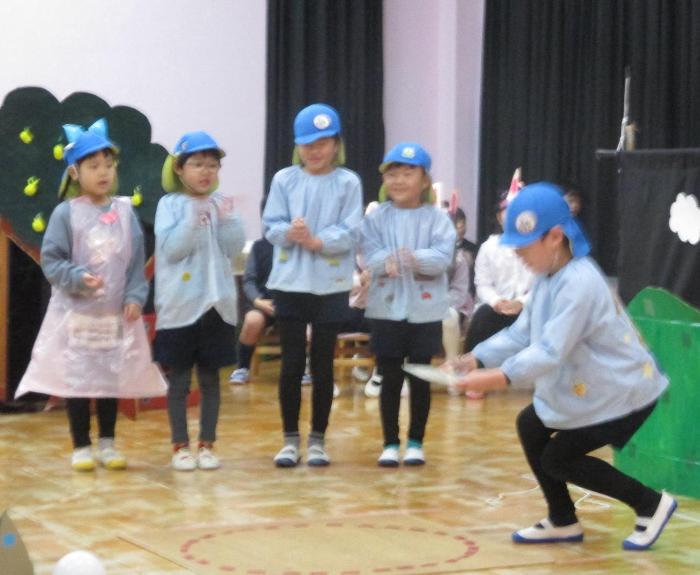 得意技のコマ回しをする5歳児