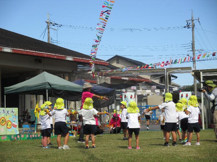 キラキラの腕輪をはめて踊る4歳児