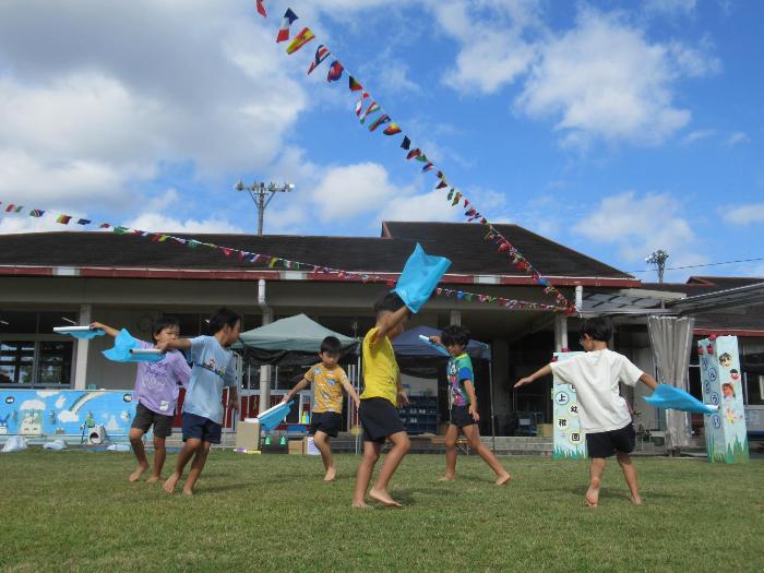 手旗を持ち踊る5歳児