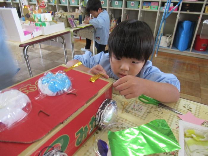 いろいおRな素材をくっつけて製作遊びをする4歳児