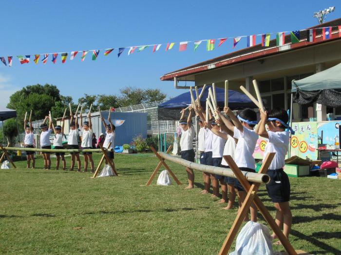 竹太鼓を披露する5歳児