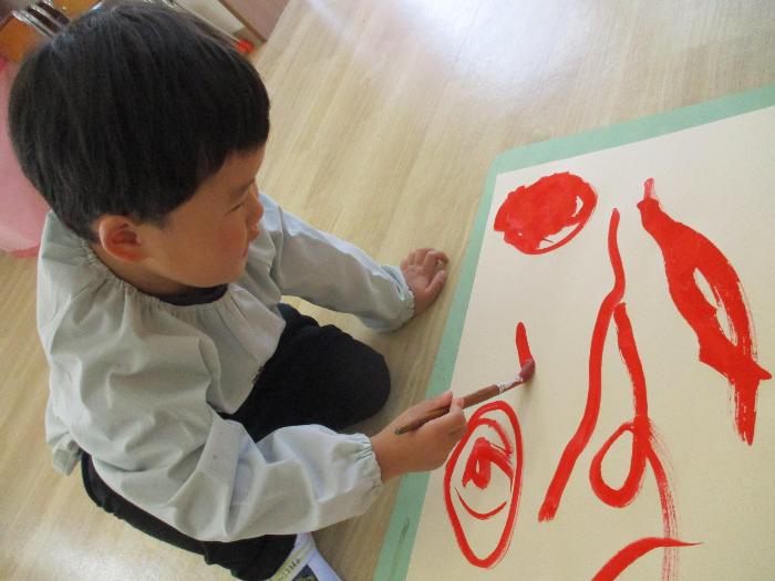 トラクターの絵を描いている3歳児