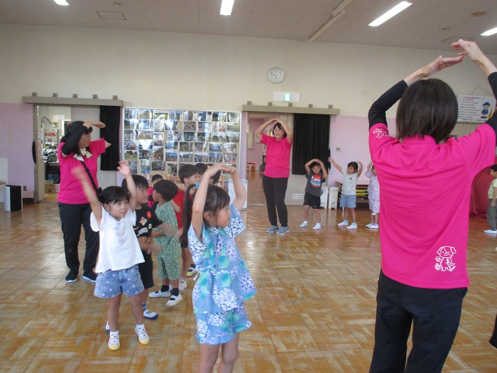 盆踊りをする子どもたち