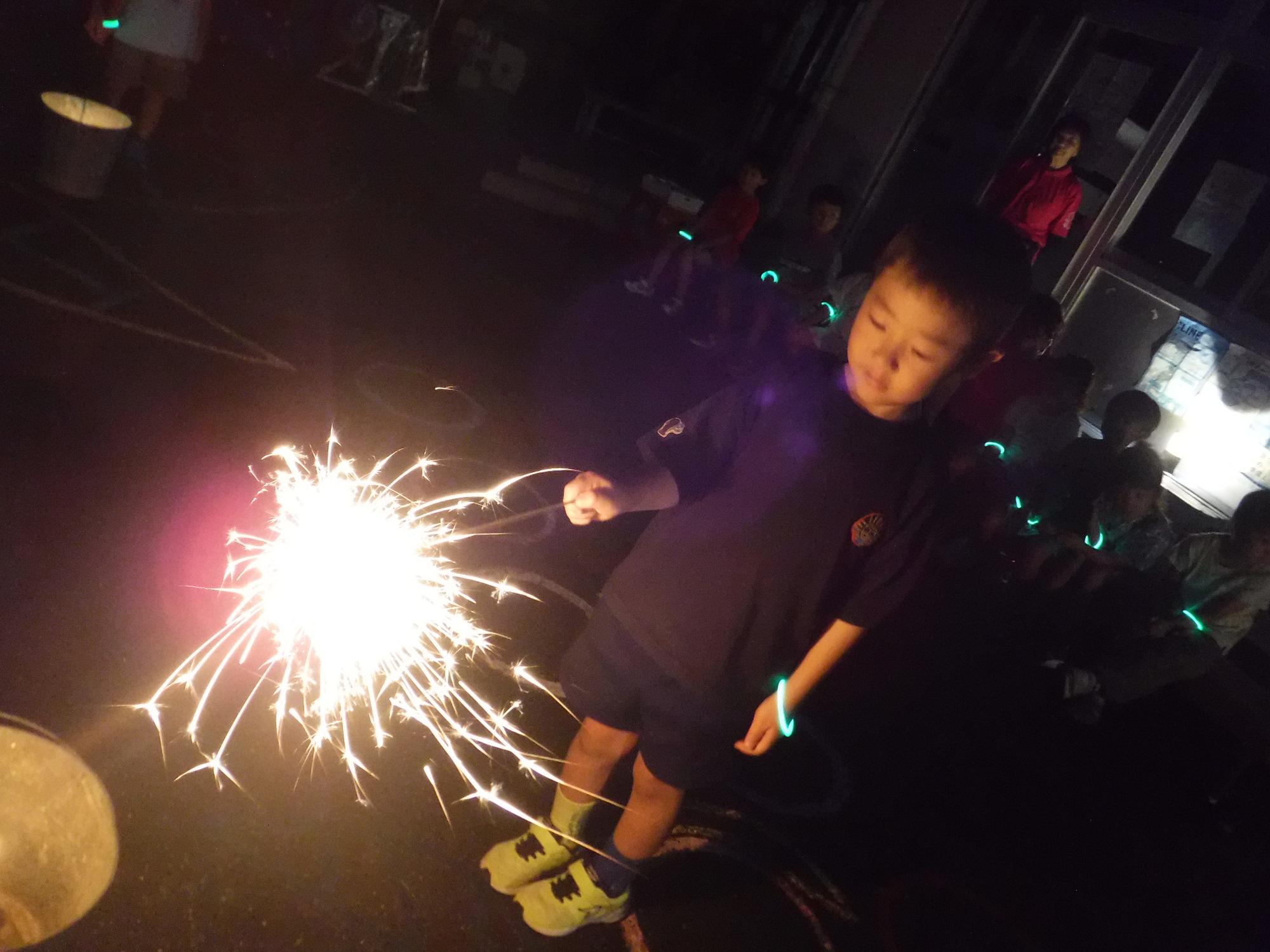 花火をする子ども