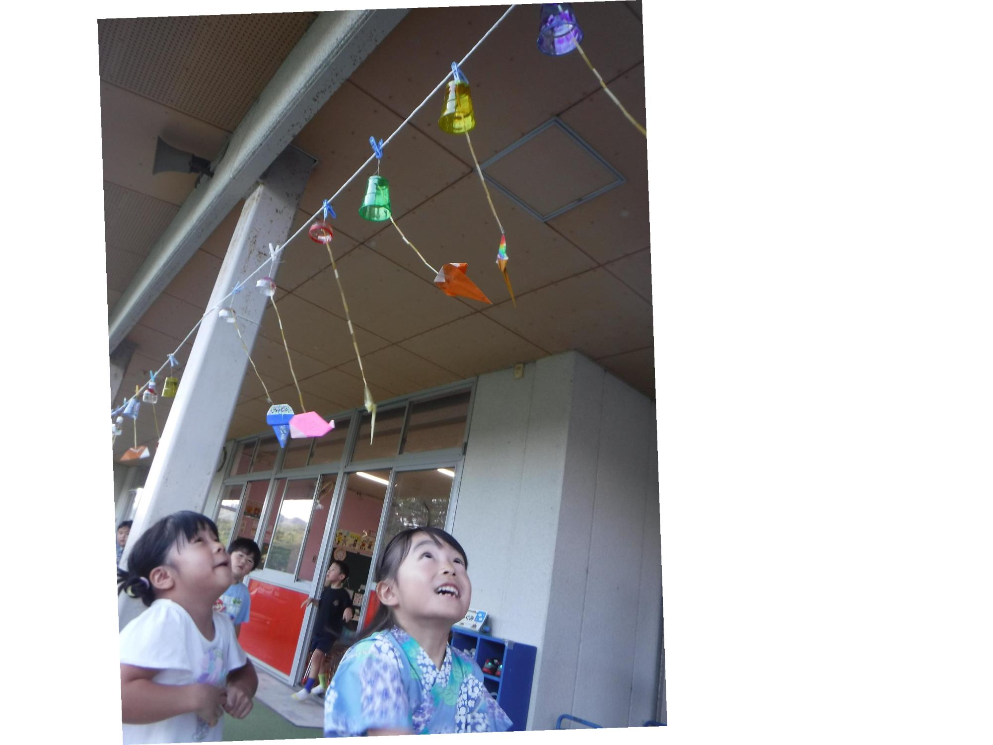 風鈴を見る子ども