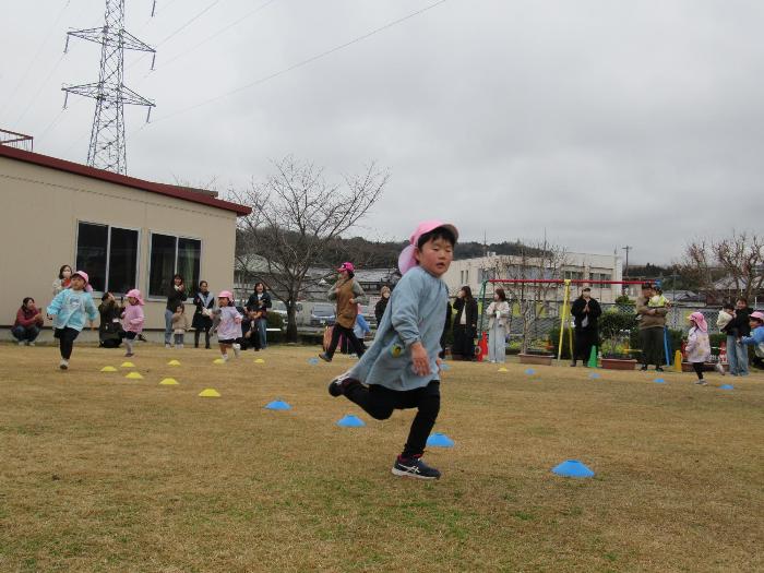 マラソン大会で園庭を走る3歳児