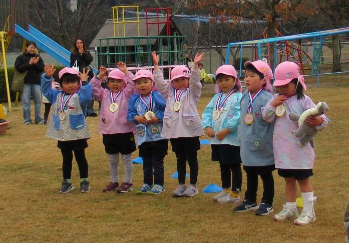 表彰式でメダルをもらう3歳児