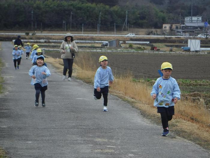マラソン大会で自分のペースで走りきる4歳児
