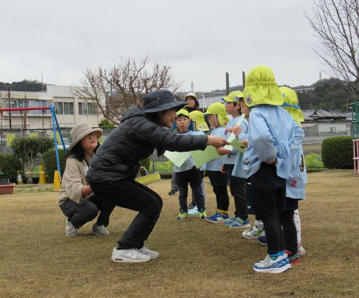 園長先生から賞状をもらう4歳児