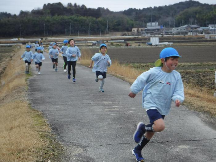 マラソン大会で農道のコースを走る5歳児