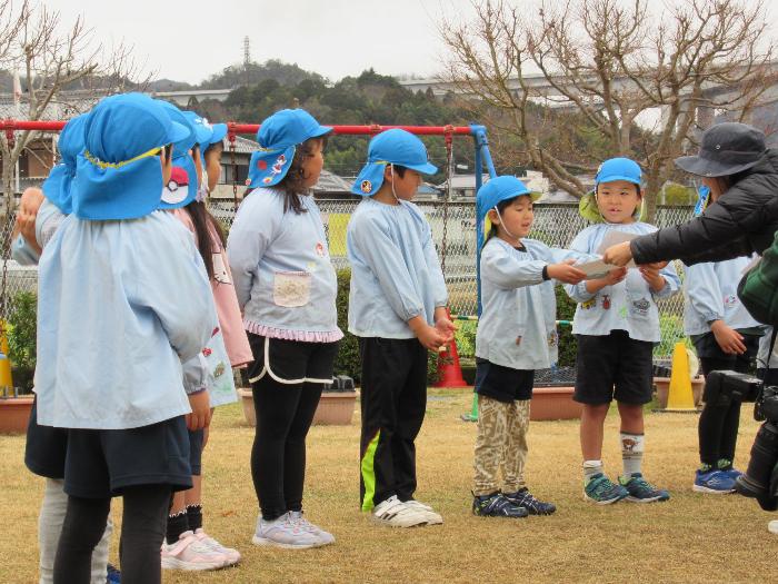 園長先生から賞状をもらう5歳児