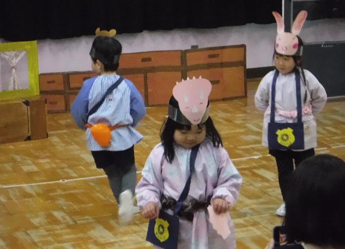 お手紙を配っている場面