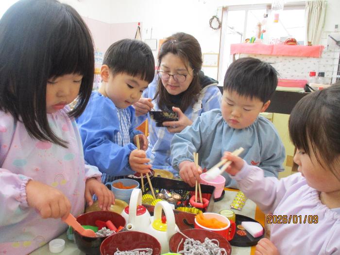 おせち料理ごっこをする3歳児
