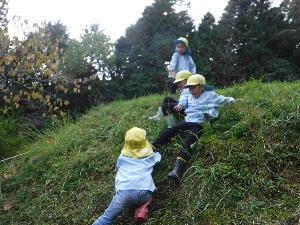 棚田の斜面をのぼっている子どもたち