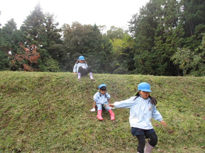 棚田の土手をすべって遊ぶ子どもたち