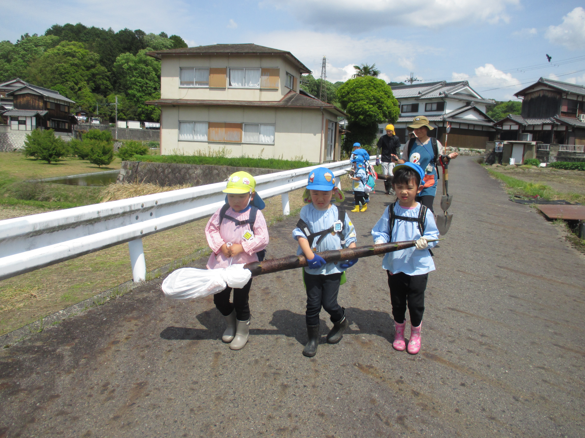 重いタケノコを持つ4・5歳児