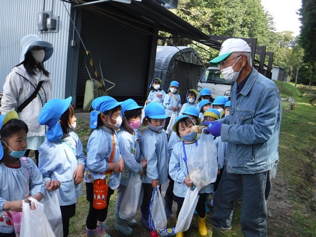 地域の方にたけのこのお話を聞かせてもらっている子どもたち