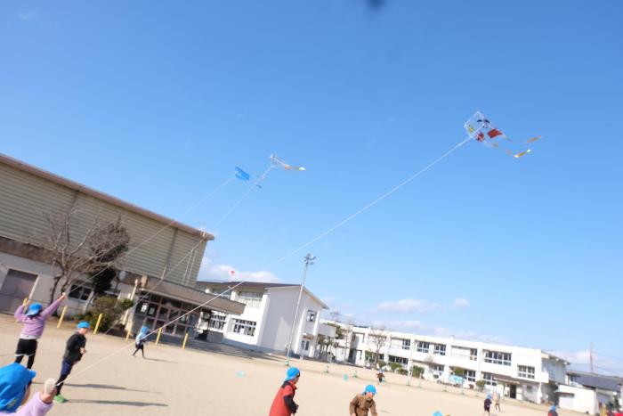 凧あげをする5歳児