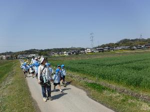 地域へ歩いてお散歩へでかけました