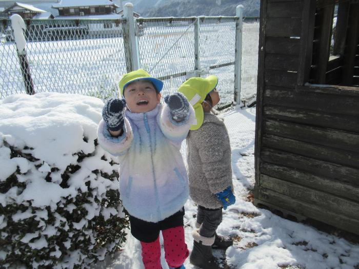 つららを見つけた4歳児