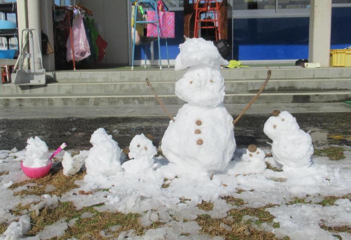 雪が積もっていろいろな雪だるまを作ってあそびました